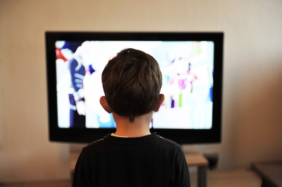 乳幼児期にテレビで子守り。テレビが与える影響とはなにか！