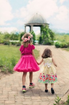 little-girls-walking-773024_960_720